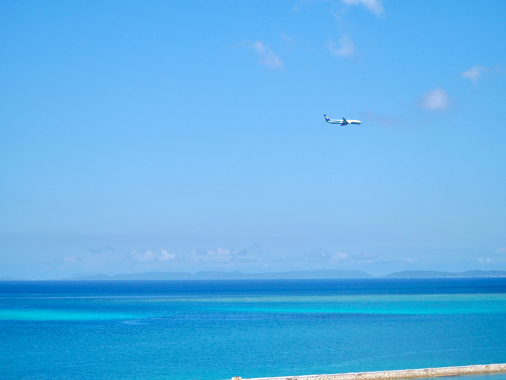 サザンビーチホテル＆リゾート沖縄飛行機と海